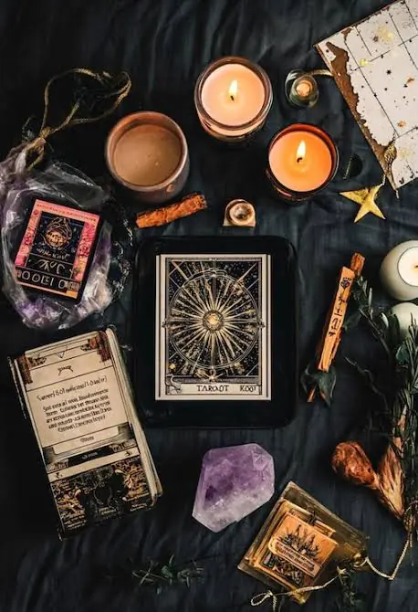 Altar con velas, cartas de tarot, amatista y hierbas