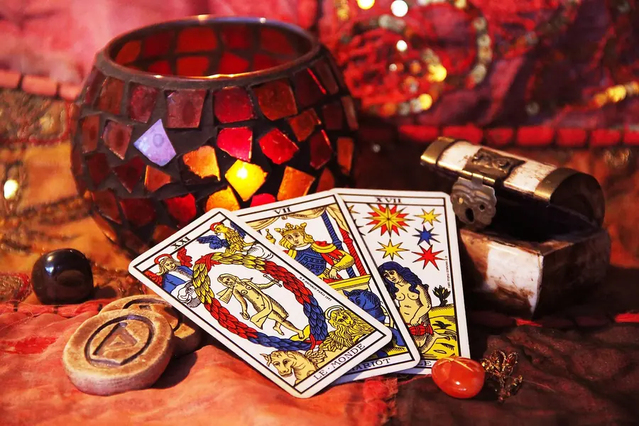 Cartas del tarot de Marsella junto a una vela encendida
